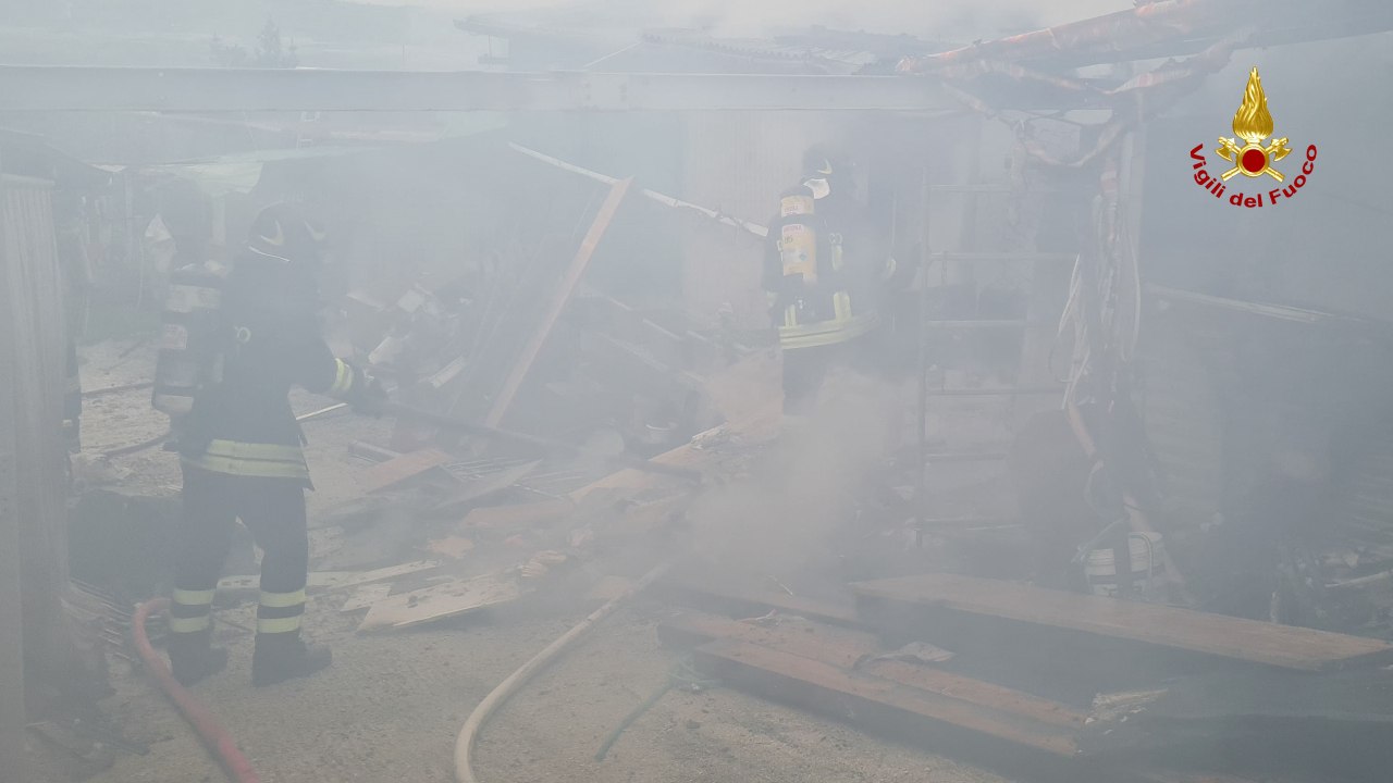 Camerano - Incendio in abitazione, in azione due squadre dei vigili del fuoco